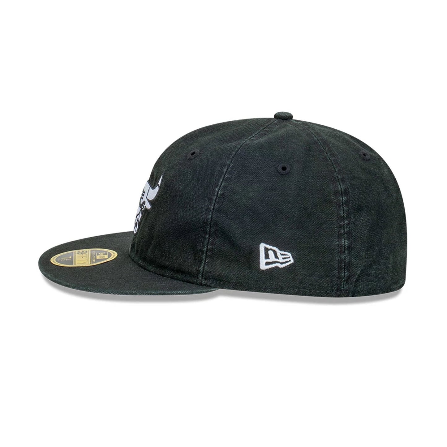 This is a Chicago Bulls Snow Washed Canvas Black Retro Crown 59FIFTY Fitted Cap 7