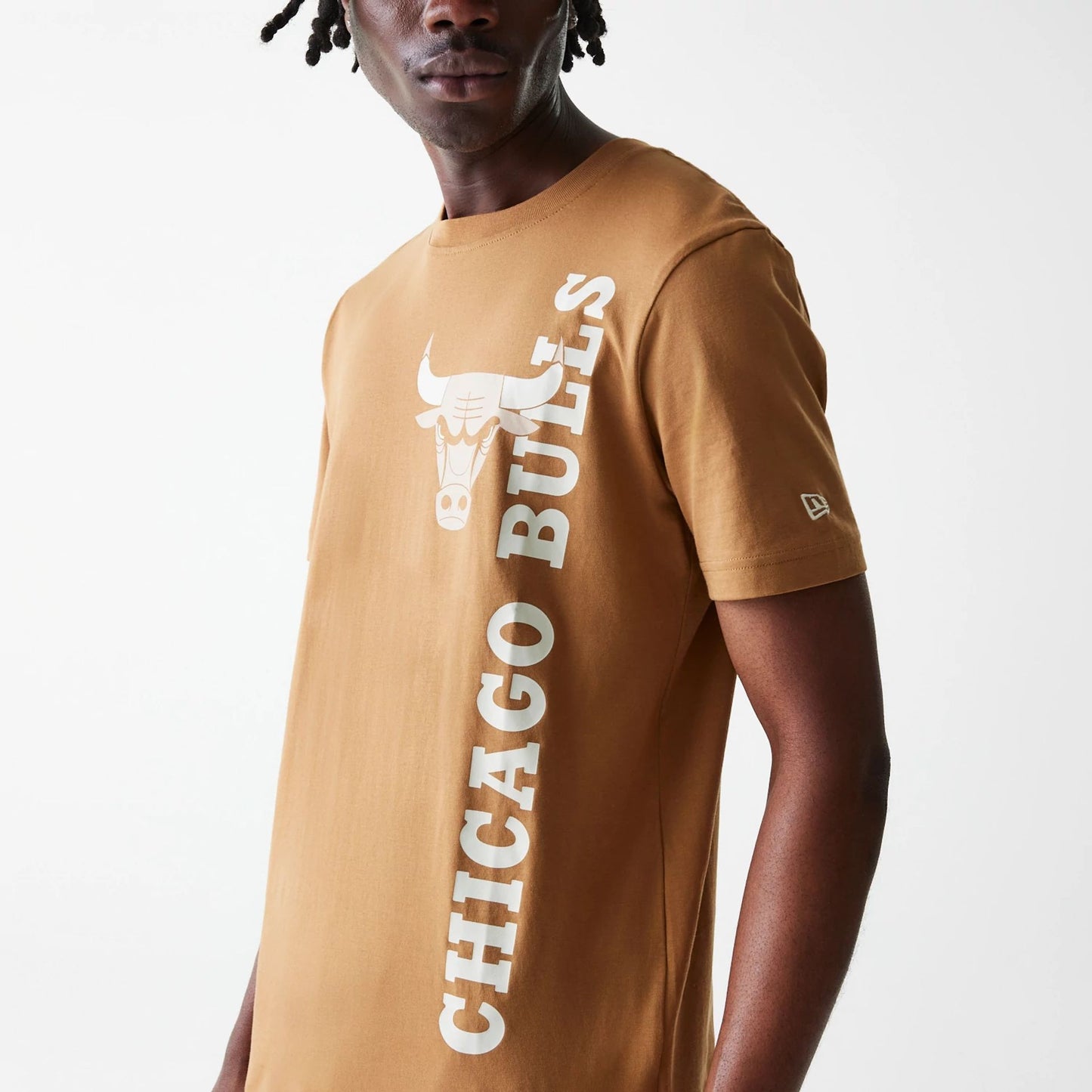 The Male model is wearing Chicago Bulls NBA City Edition Beige T-Shirt 3