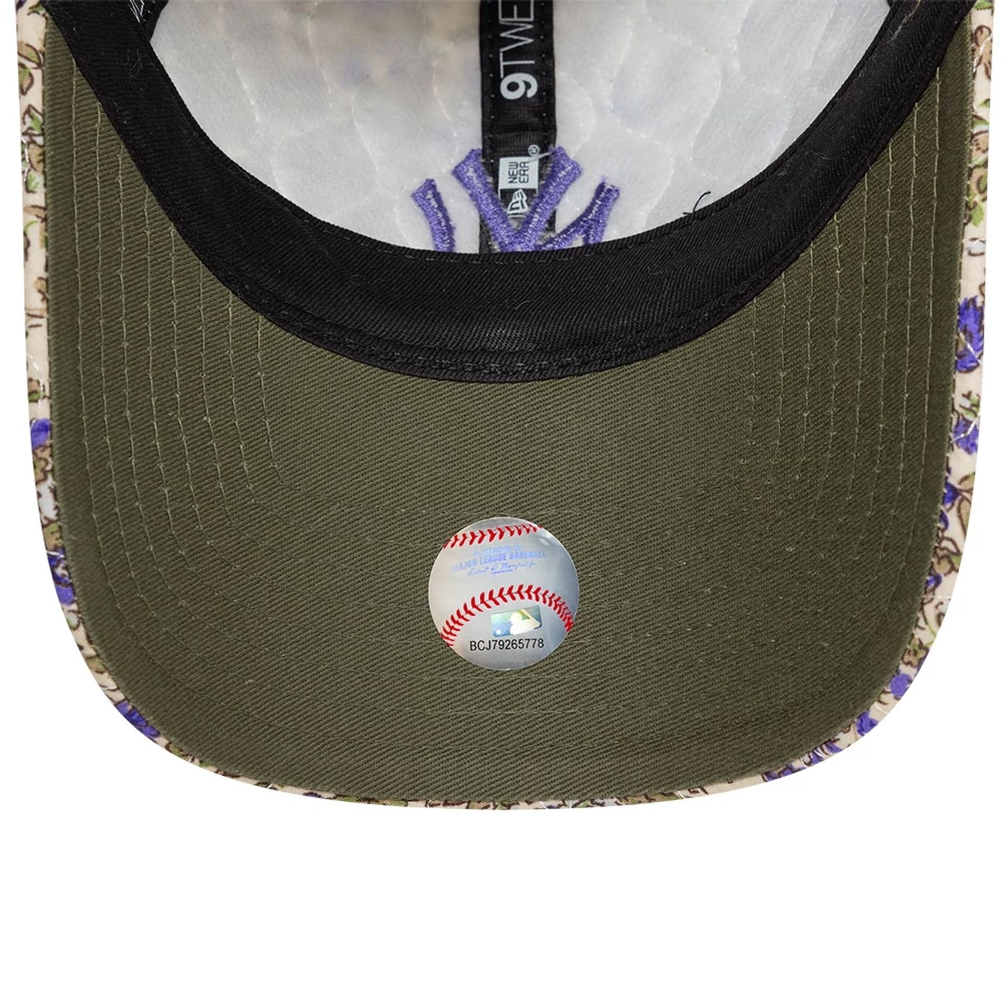 This is a New York Yankees Womens Floral Quilted Light Beige 9TWENTY Adjustable Cap 2