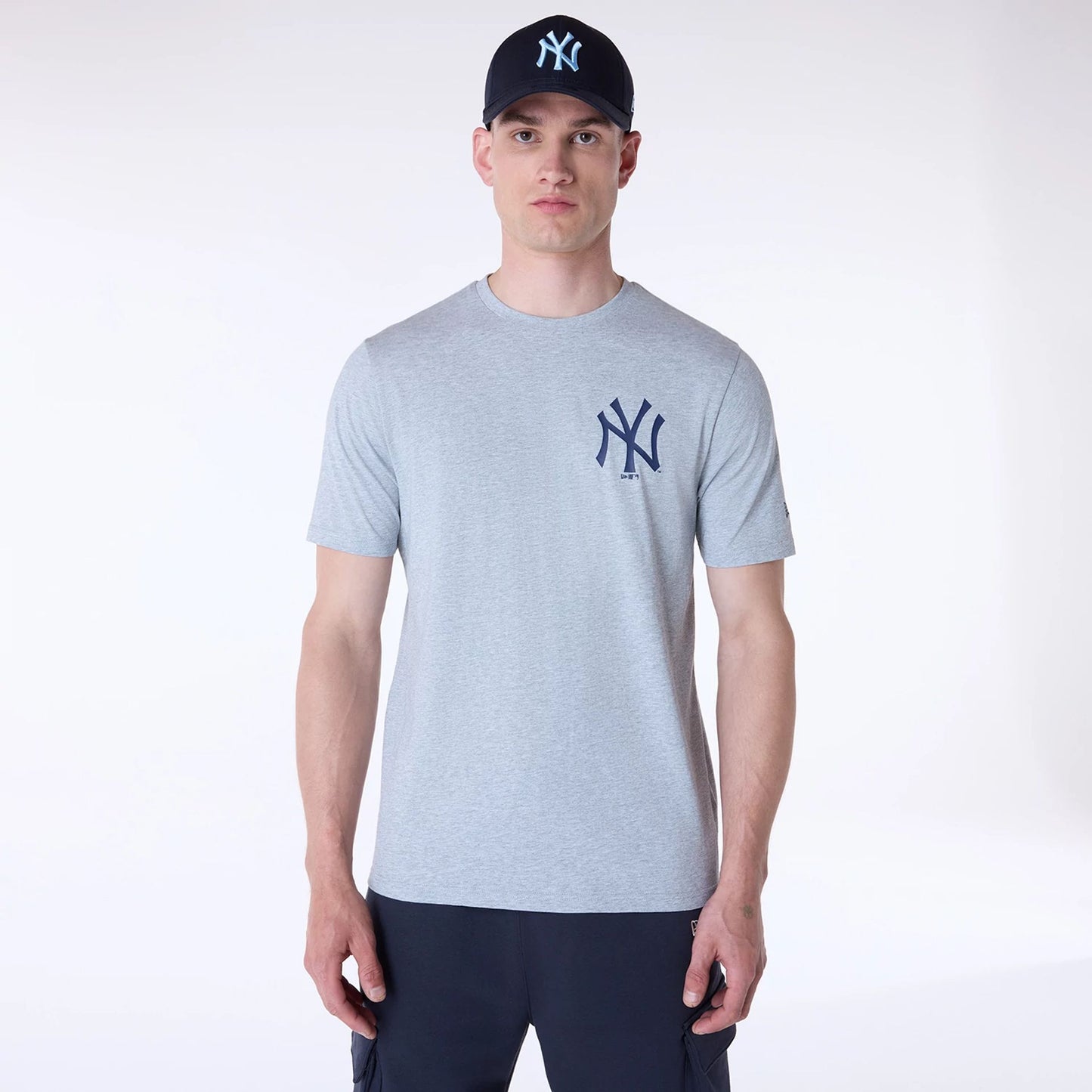 The Male model is wearing New York Yankees MLB Pennant Graphic Grey T-Shirt 1