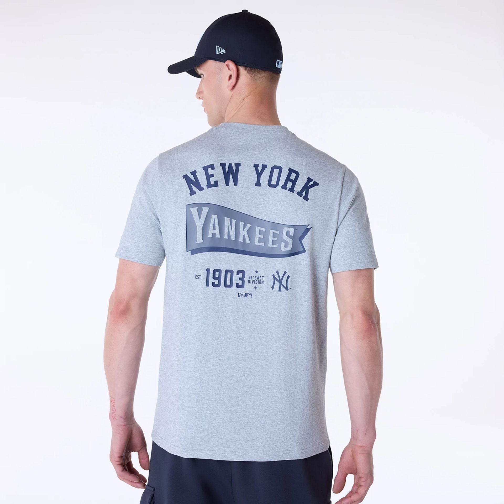 The Male model is wearing New York Yankees MLB Pennant Graphic Grey T-Shirt 2