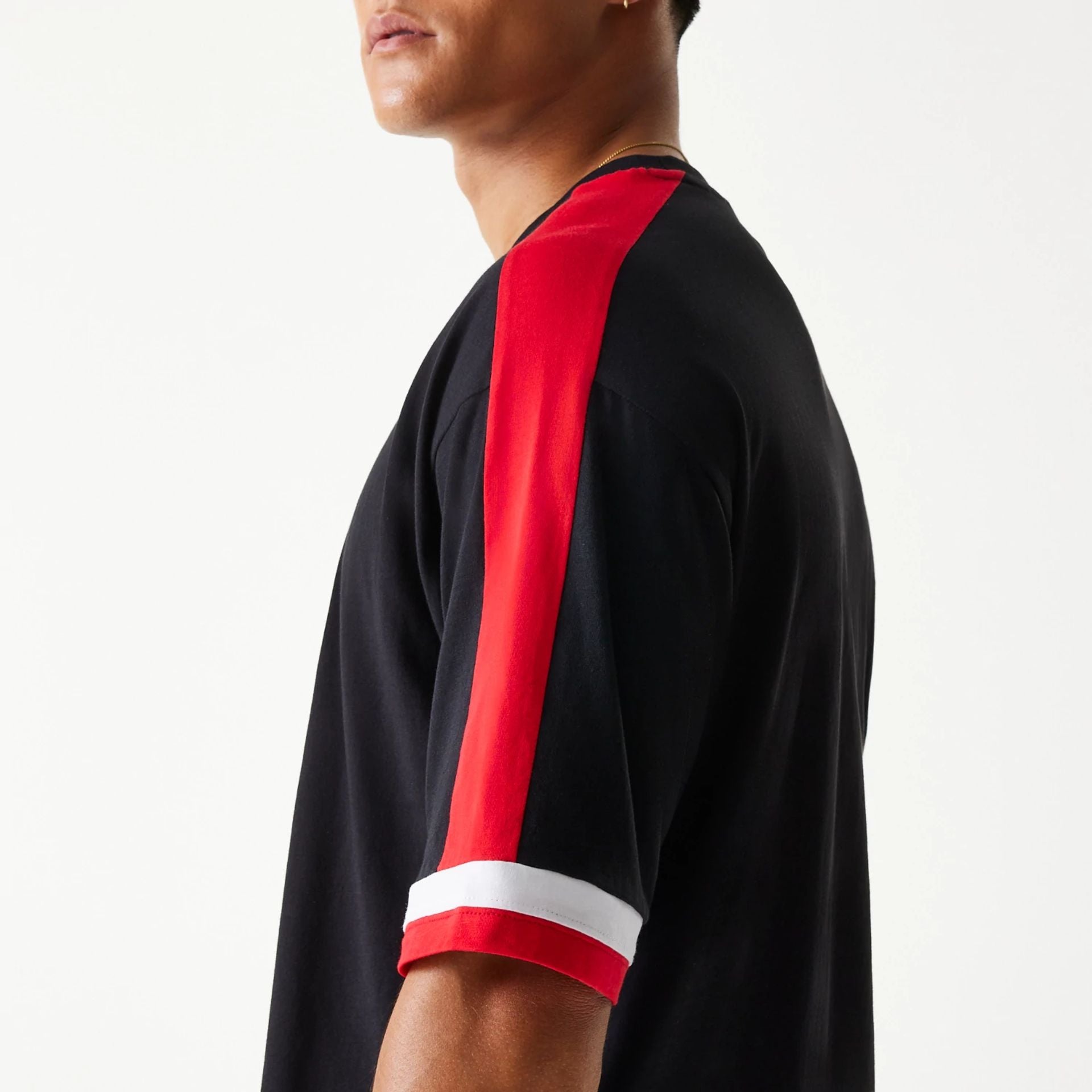 The Male model is wearing Chicago Bulls NBA Panel Black Oversized T-Shirt 6