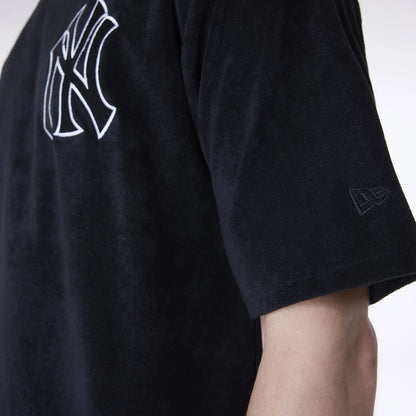 The Male model is wearing New York Yankees MLB Towelling Black Oversized T-Shirt 5