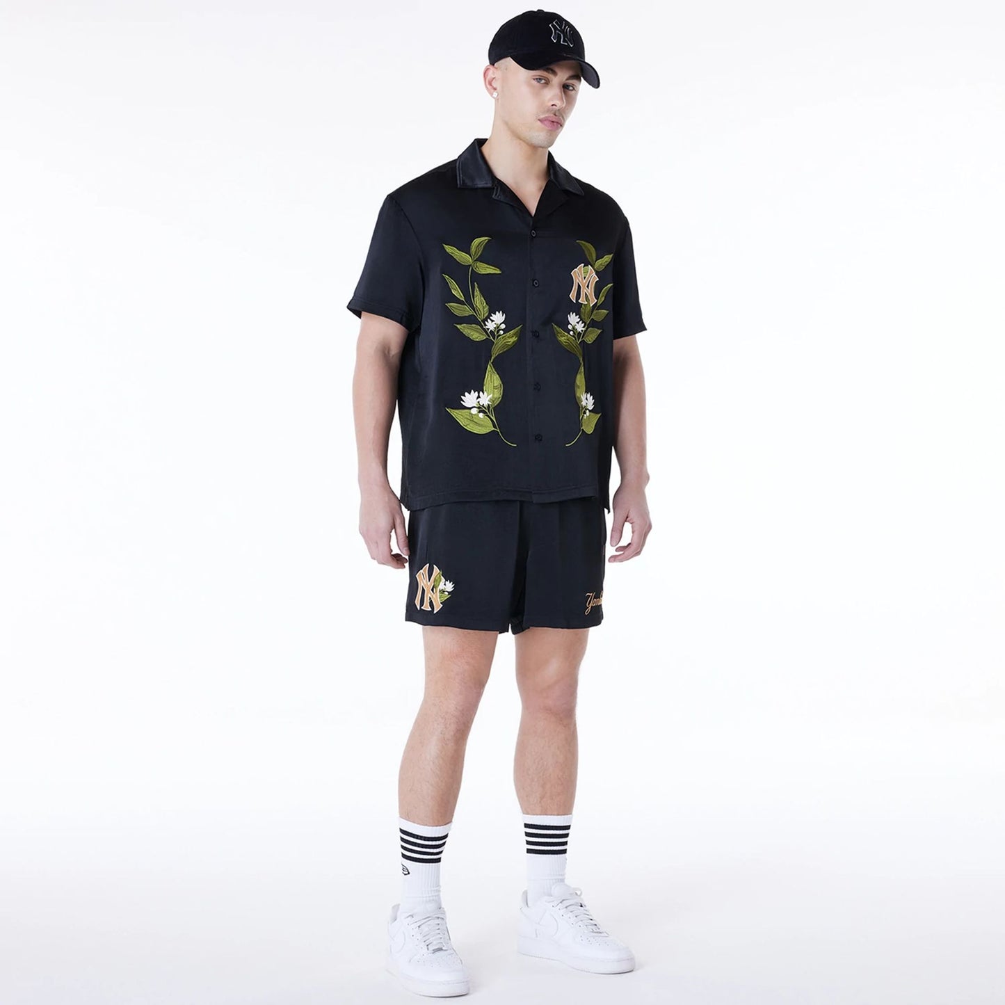 The Male model is wearing New York Yankees MLB Woven Black Shorts 4