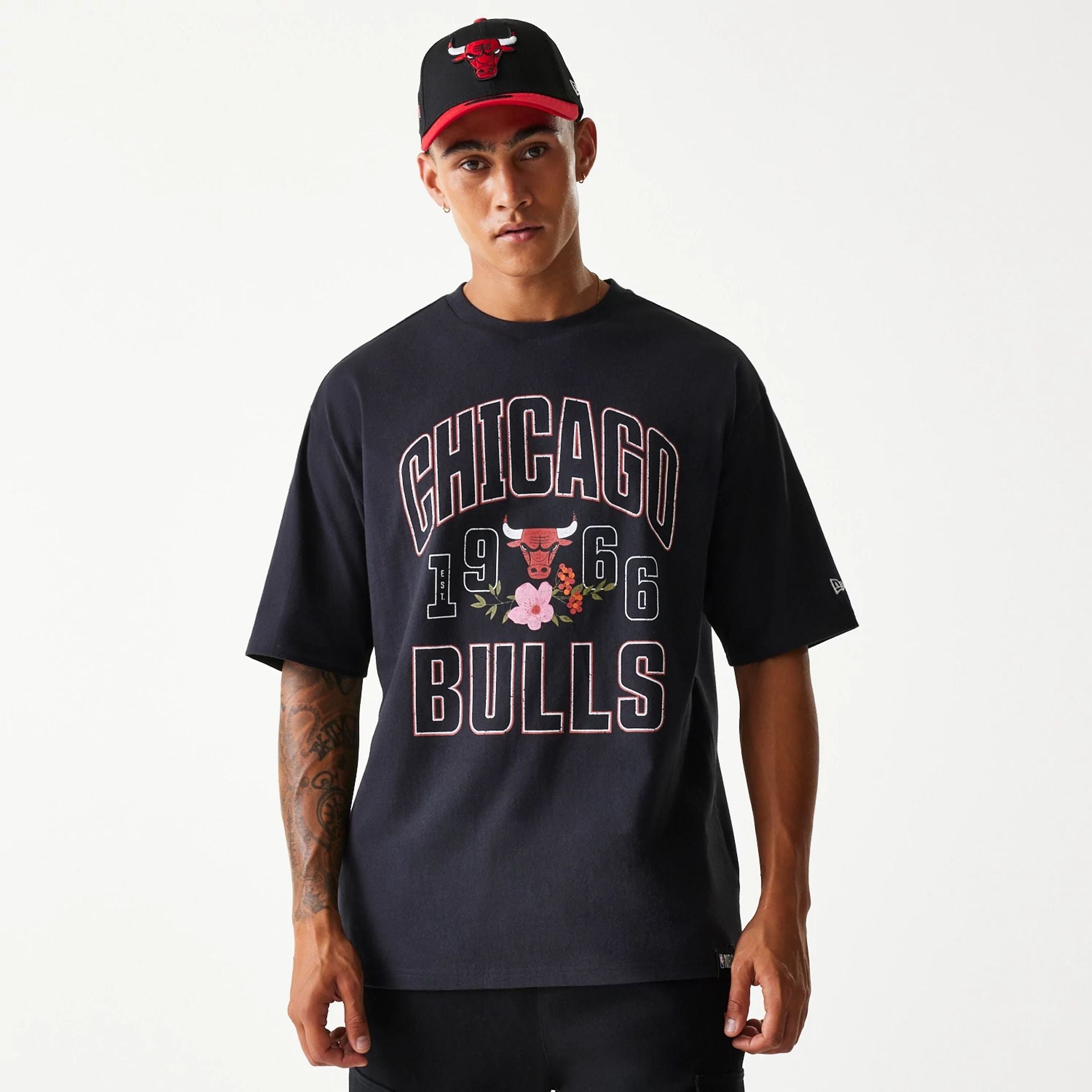 The Male model is wearing Chicago Bulls NBA Distressed Black Oversized T-Shirt 1