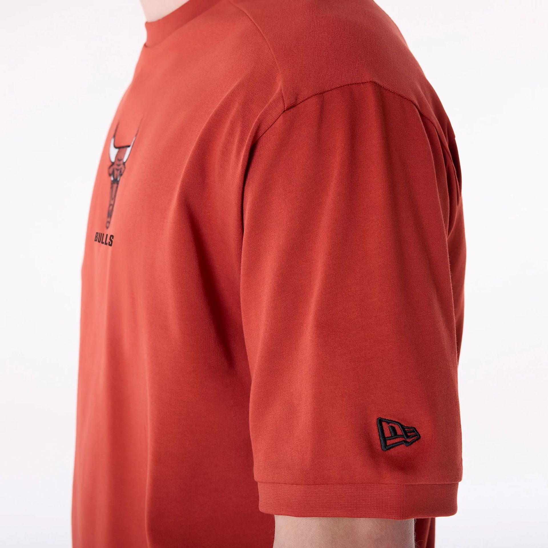 The Male model is wearing Chicago Bulls NBA Wordmark Red Oversized T-Shirt 4