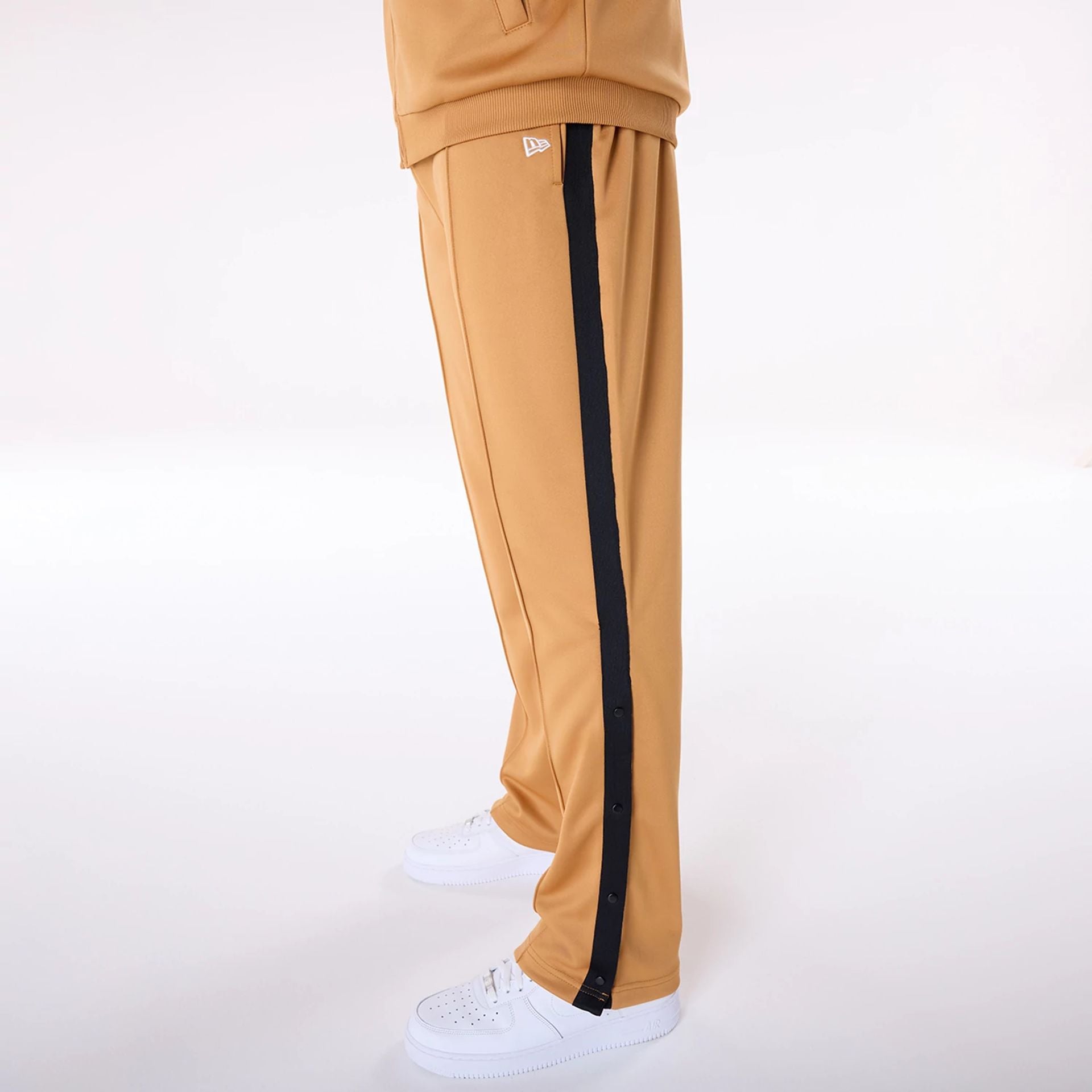 The Male model is wearing LA Lakers NBA Straight Dark Beige Joggers 6