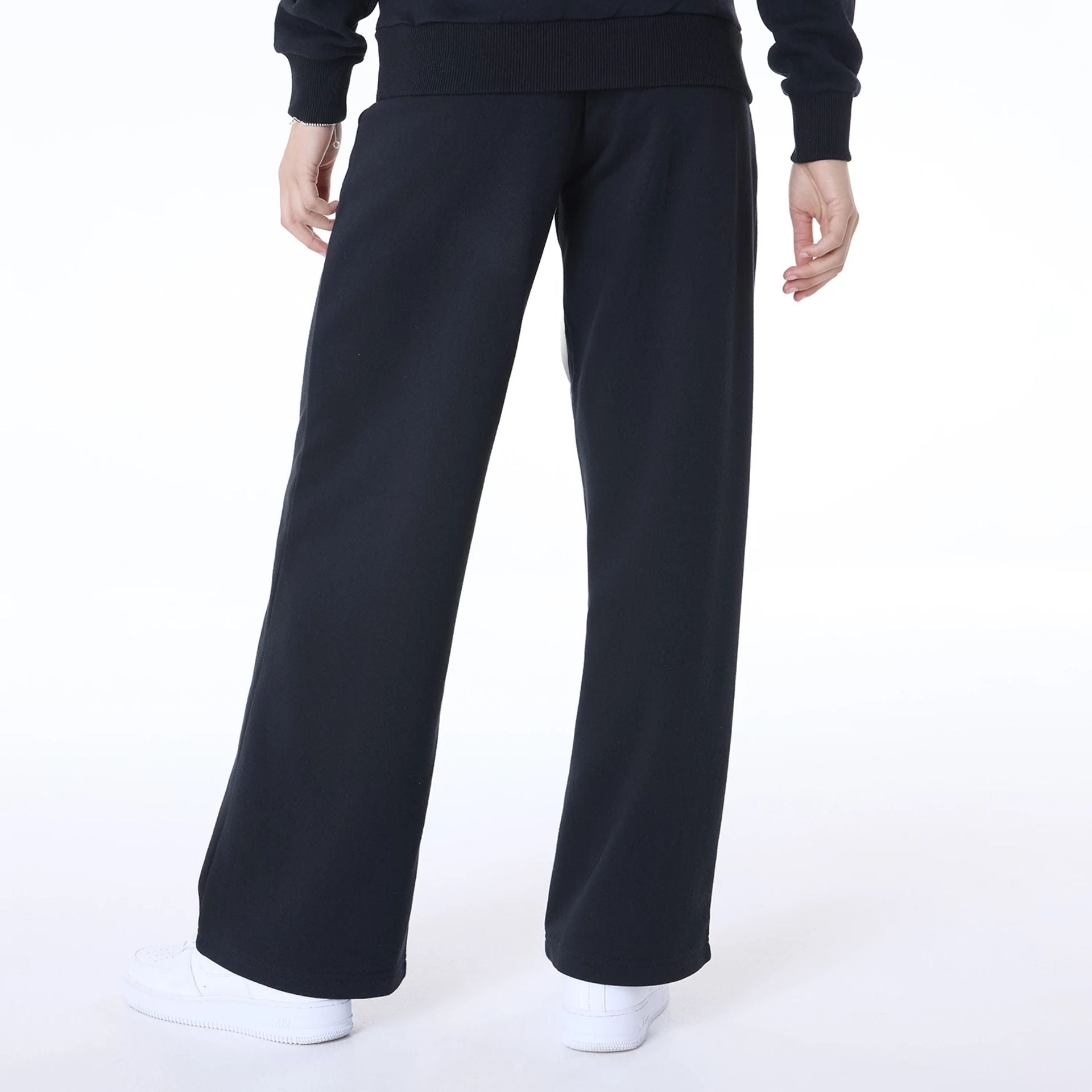 The Female model is wearing New York Yankees Womens MLB League Essential Black Fleece Joggers 2