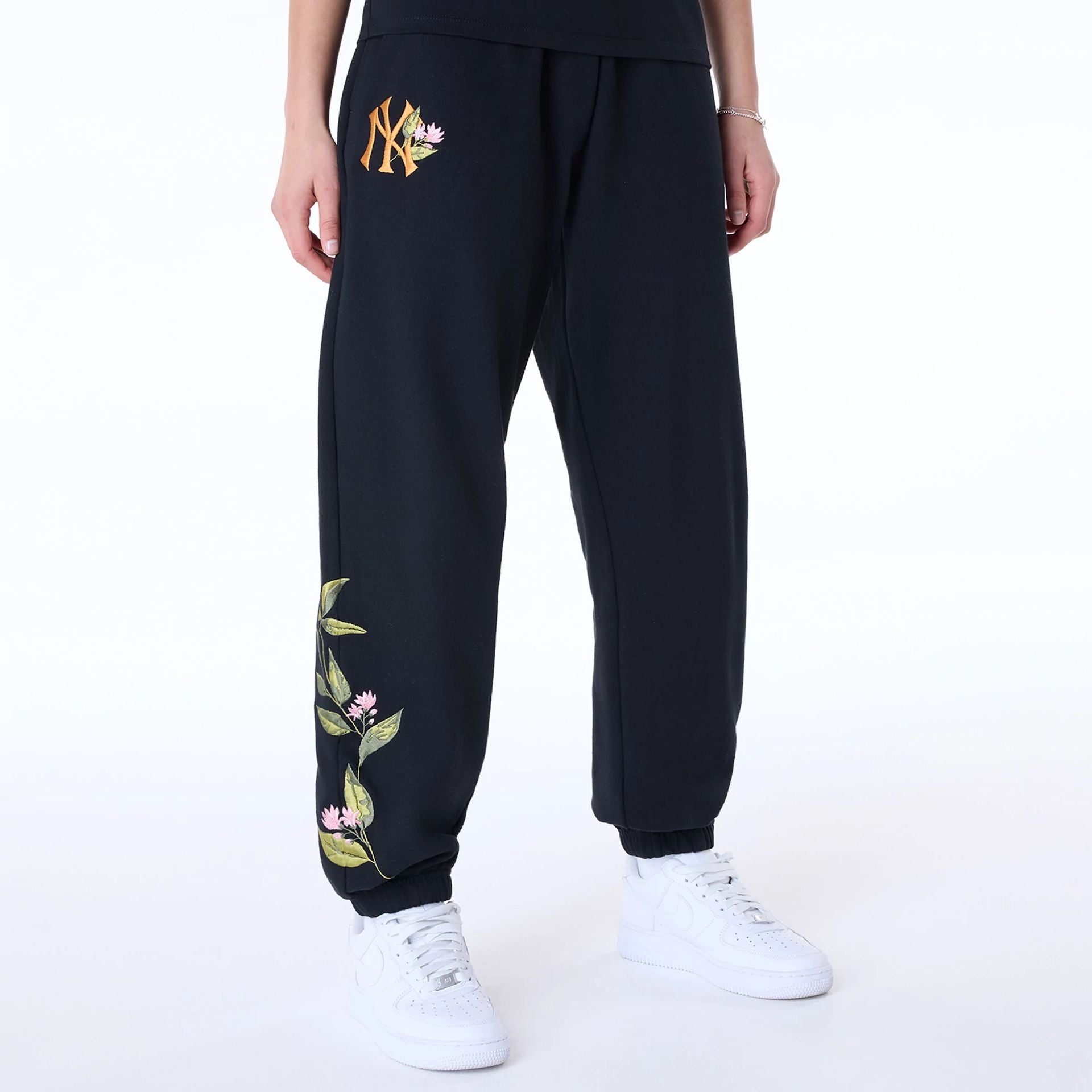 The Female model is wearing New York Yankees Womens MLB Floral Black Joggers 1