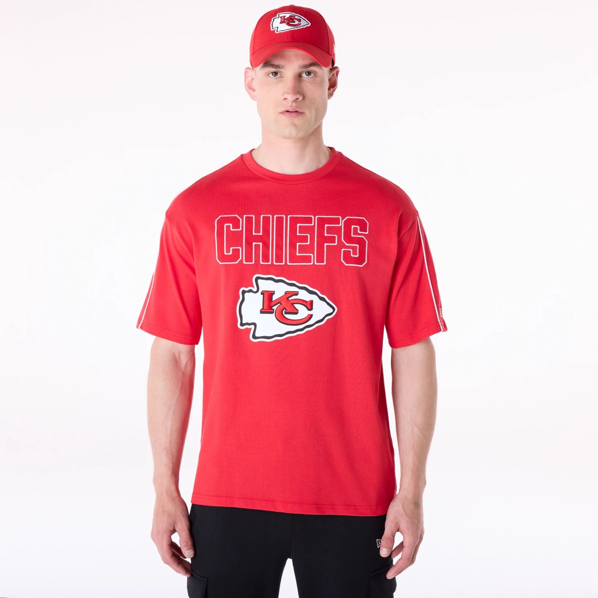 The Male model is wearing Kansas City Chiefs NFL Heritage Red Oversized T-Shirt 1