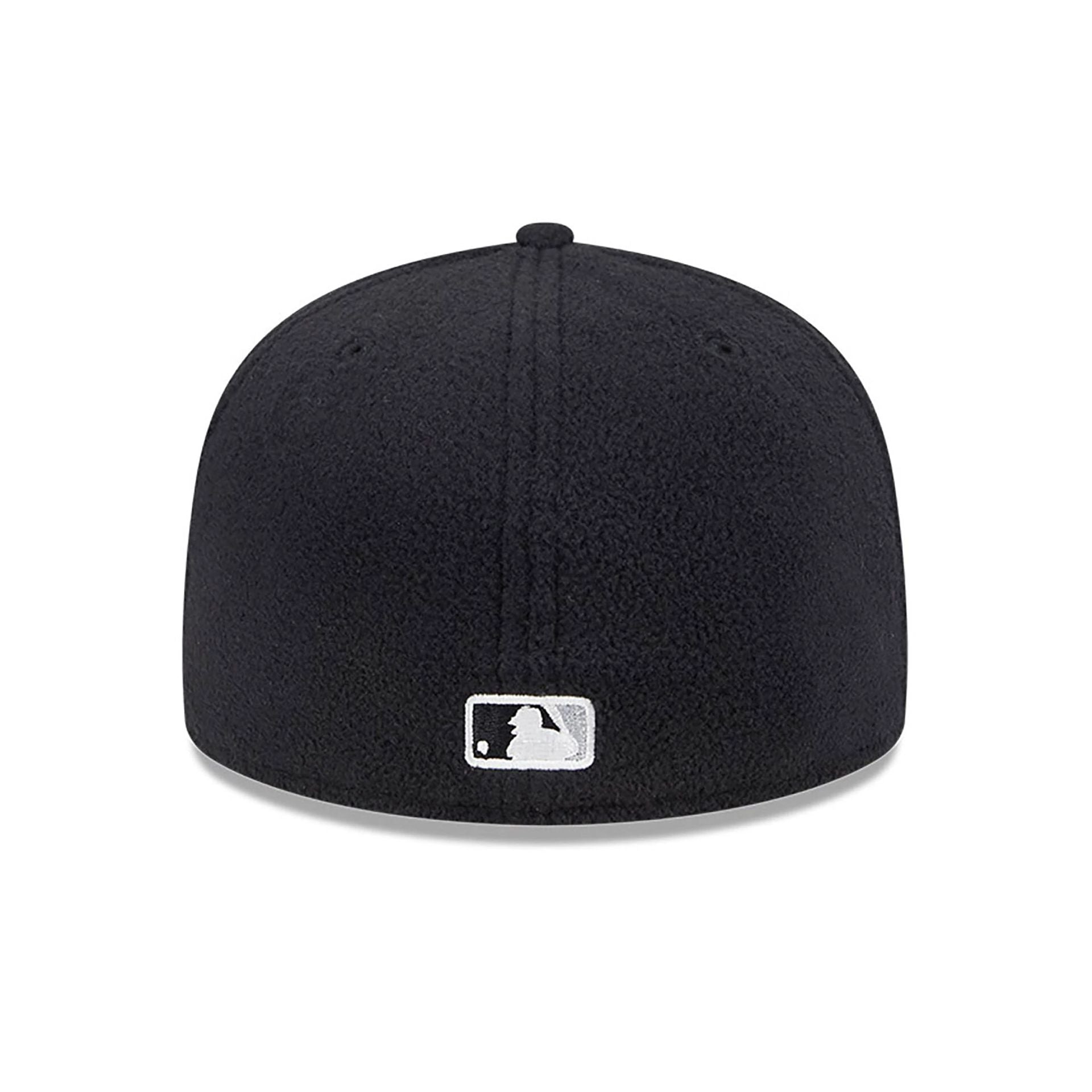 This is a Chicago White Sox Fleece Black 59FIFTY Fitted Cap 5