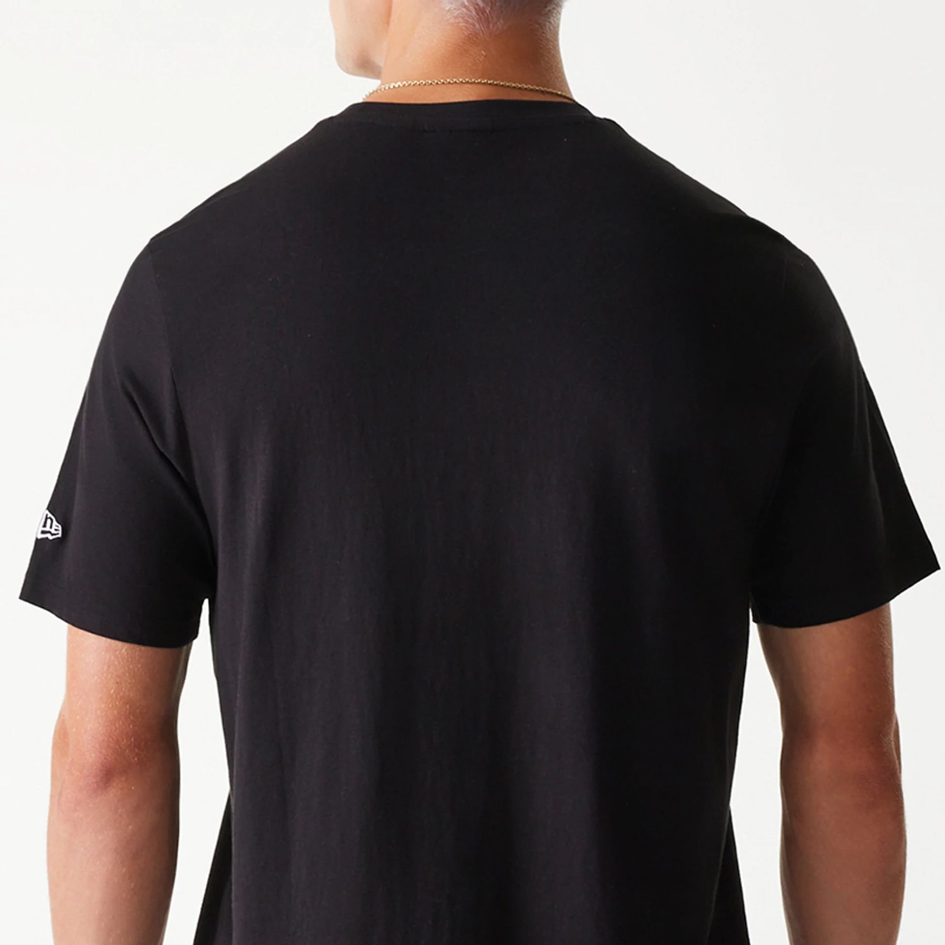 The Male model is wearing Chicago Bulls NBA Wordmark Black T-Shirt 7