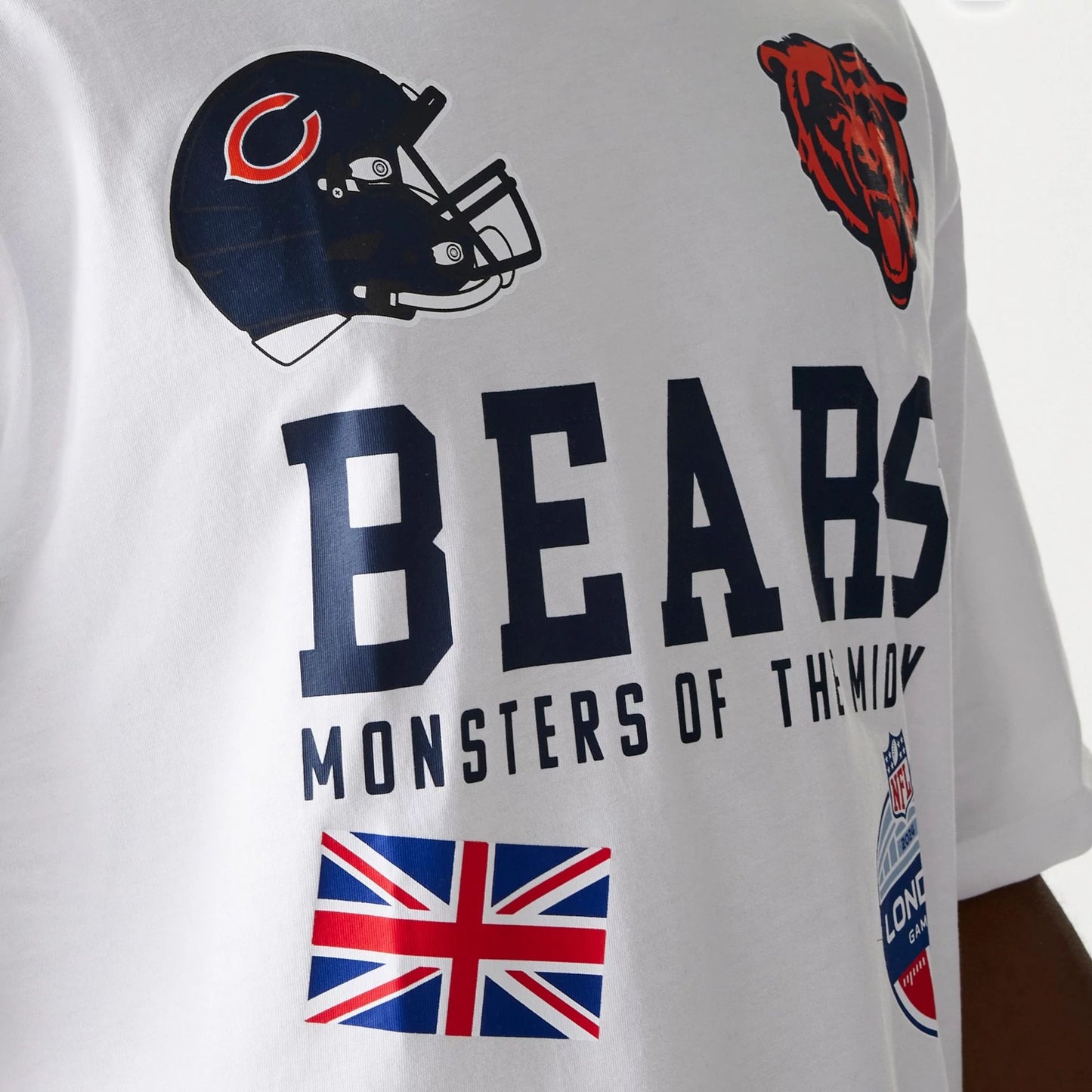 The Male model is wearing Chicago Bears NFL Games Collegiate White Oversized T-Shirt 3