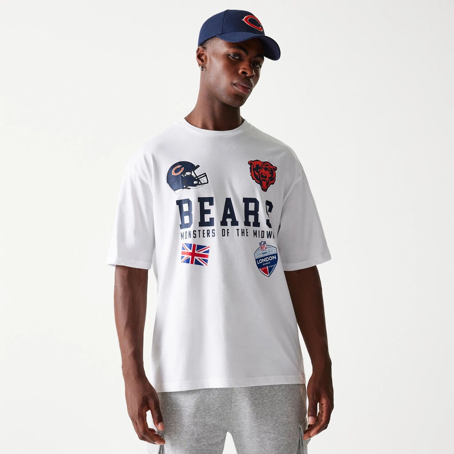 The Male model is wearing Chicago Bears NFL Games Collegiate White Oversized T-Shirt 1