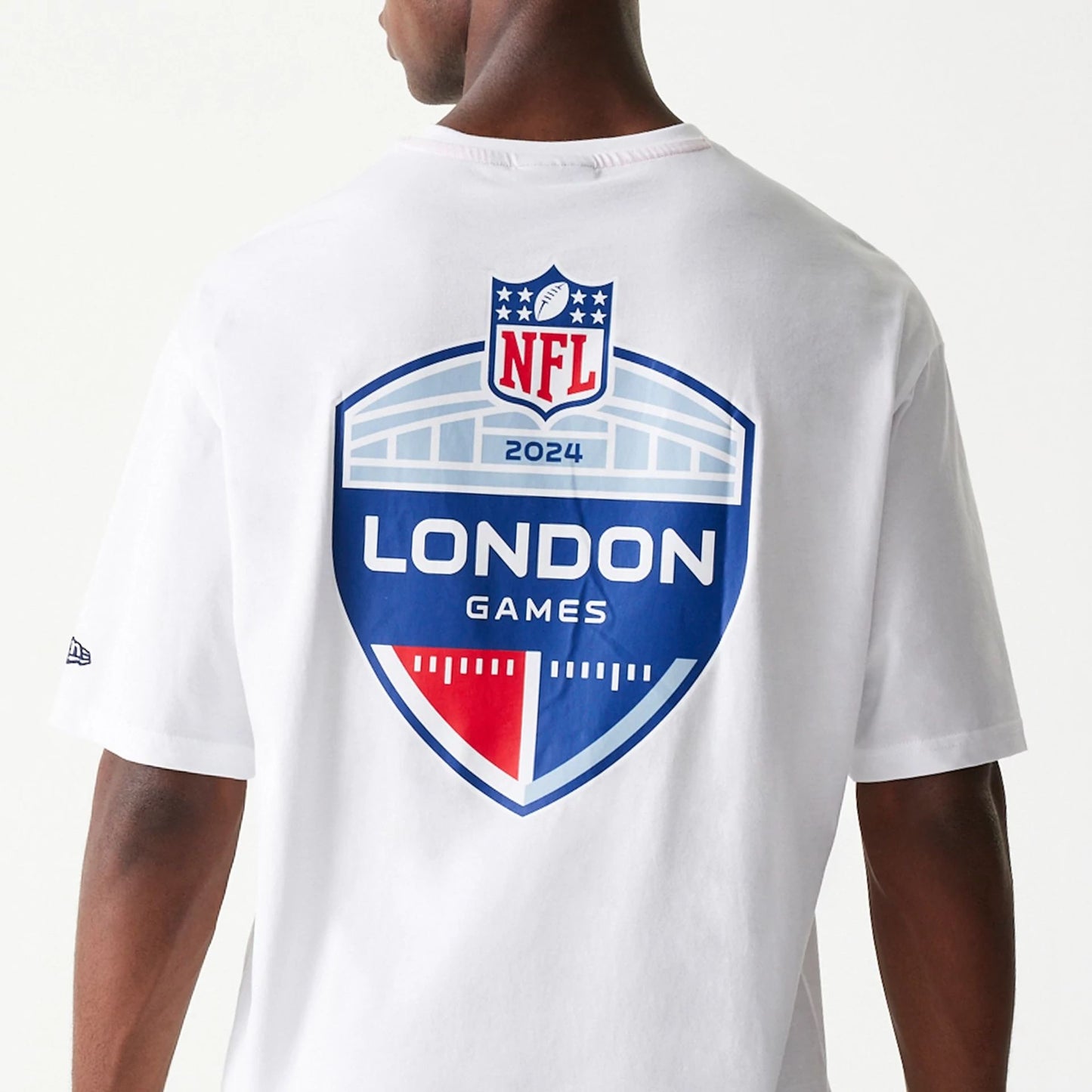 The Male model is wearing Chicago Bears NFL Games Collegiate White Oversized T-Shirt 6