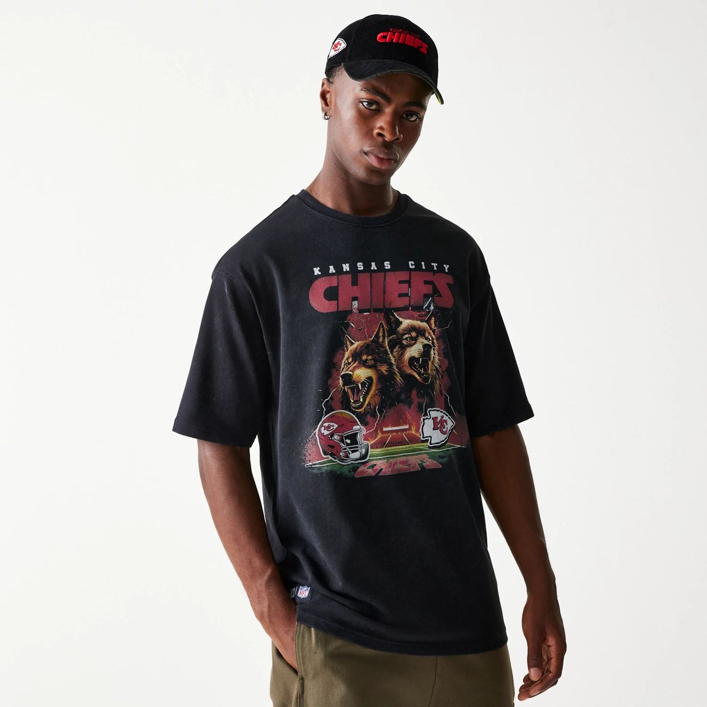 The Male model is wearing Kansas City Chiefs NFL Games Premium Apparel Black Oversized T-Shirt 1