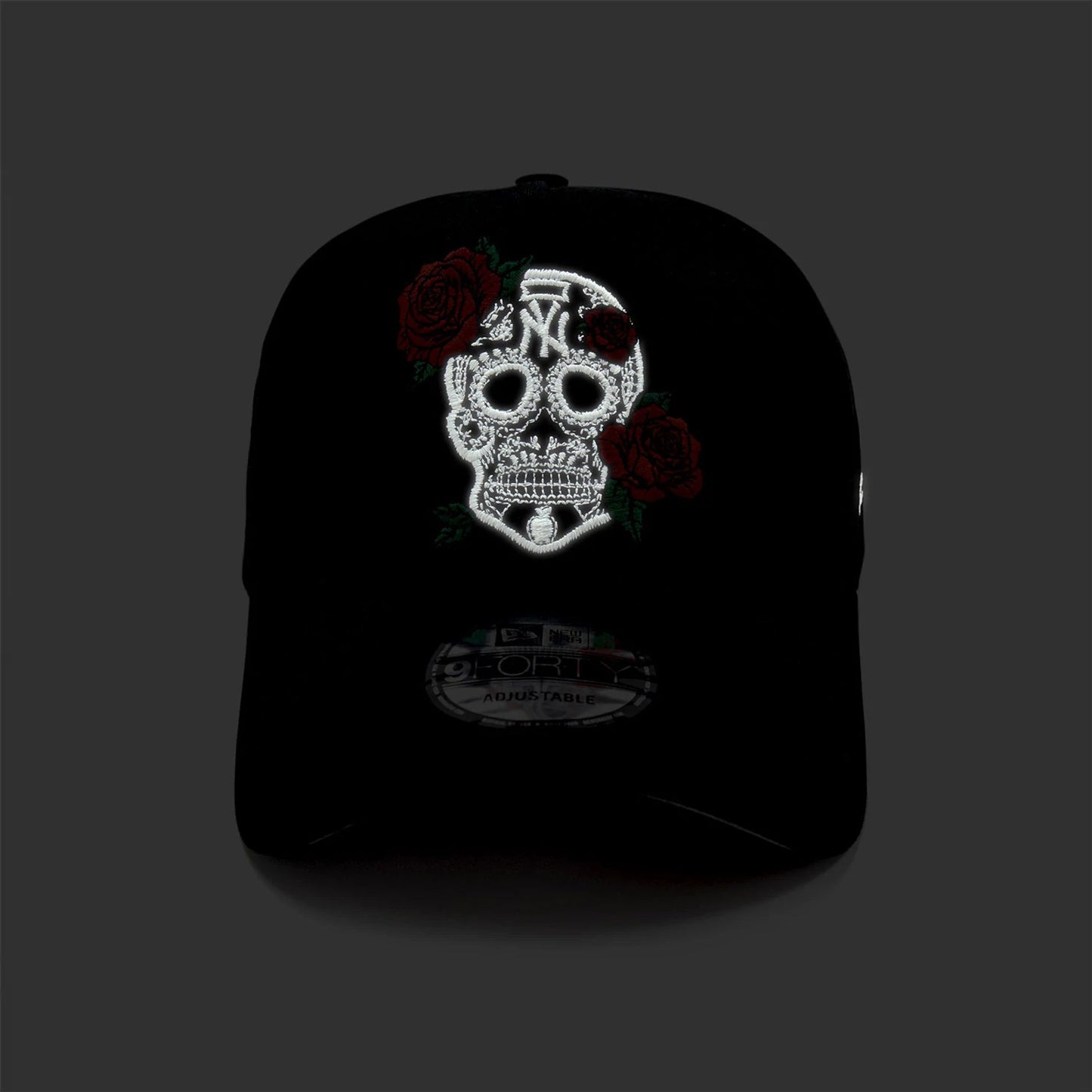 This is a New York Yankees Glow In The Dark Sugar Skull Black 9FORTY E-Frame Adjustable Cap 4