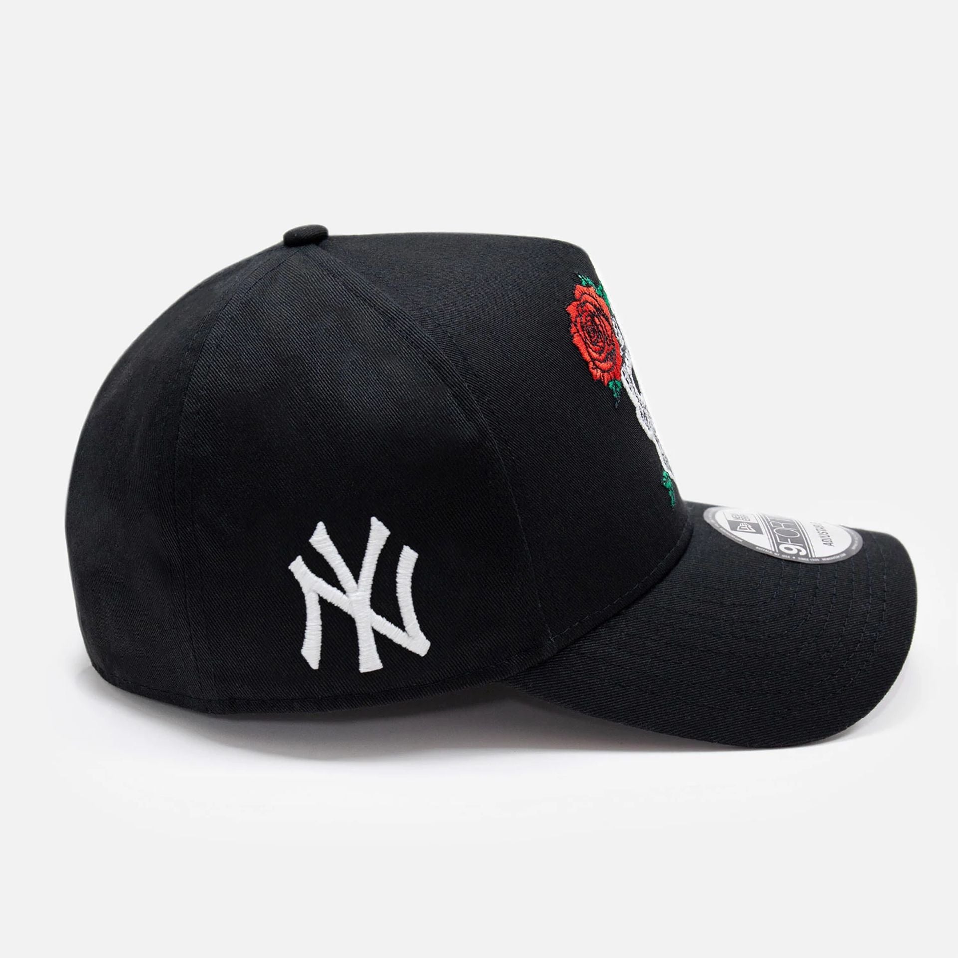 This is a New York Yankees Glow In The Dark Sugar Skull Black 9FORTY E-Frame Adjustable Cap 8