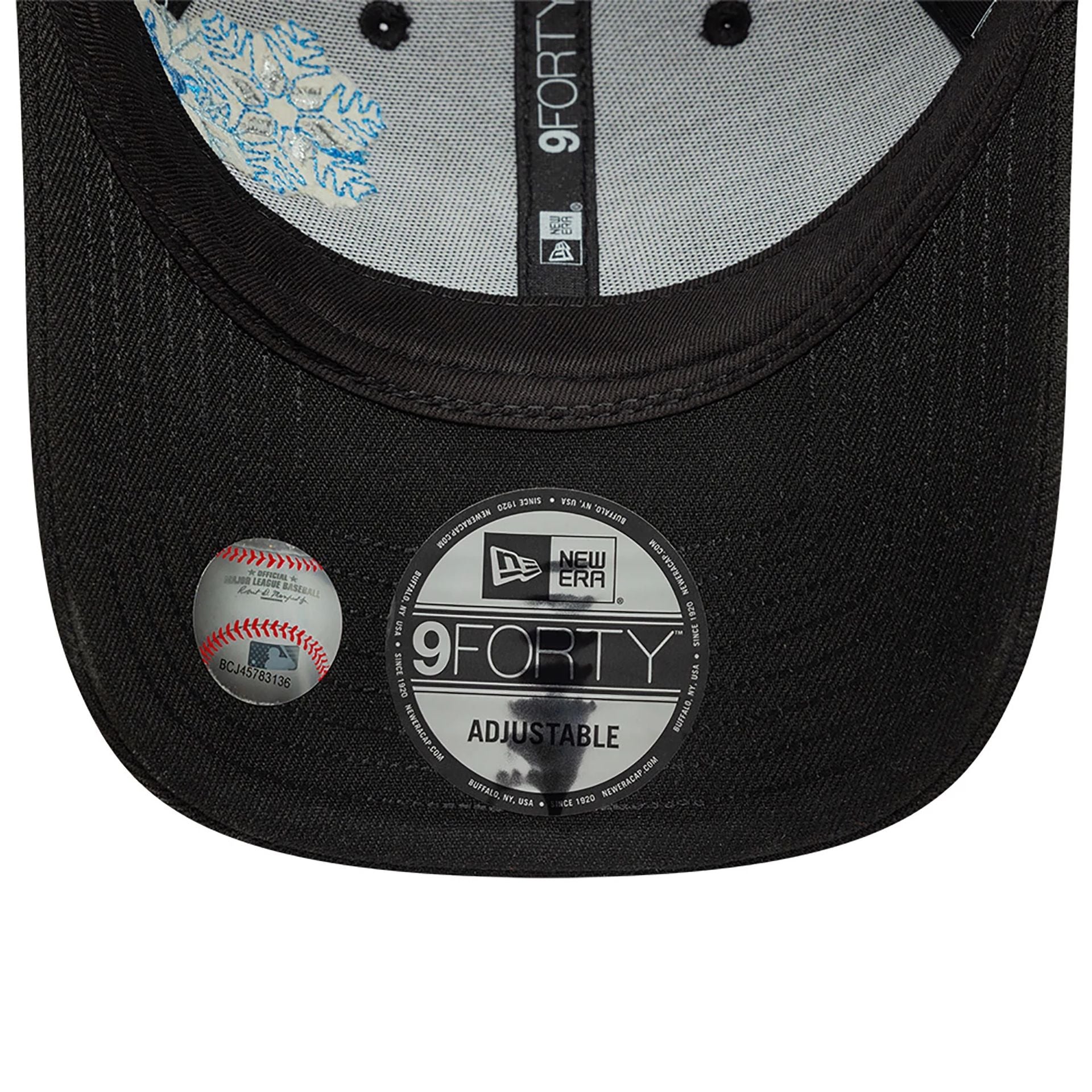 This is a New York Yankees Winter Black 9FORTY Adjustable Cap 2