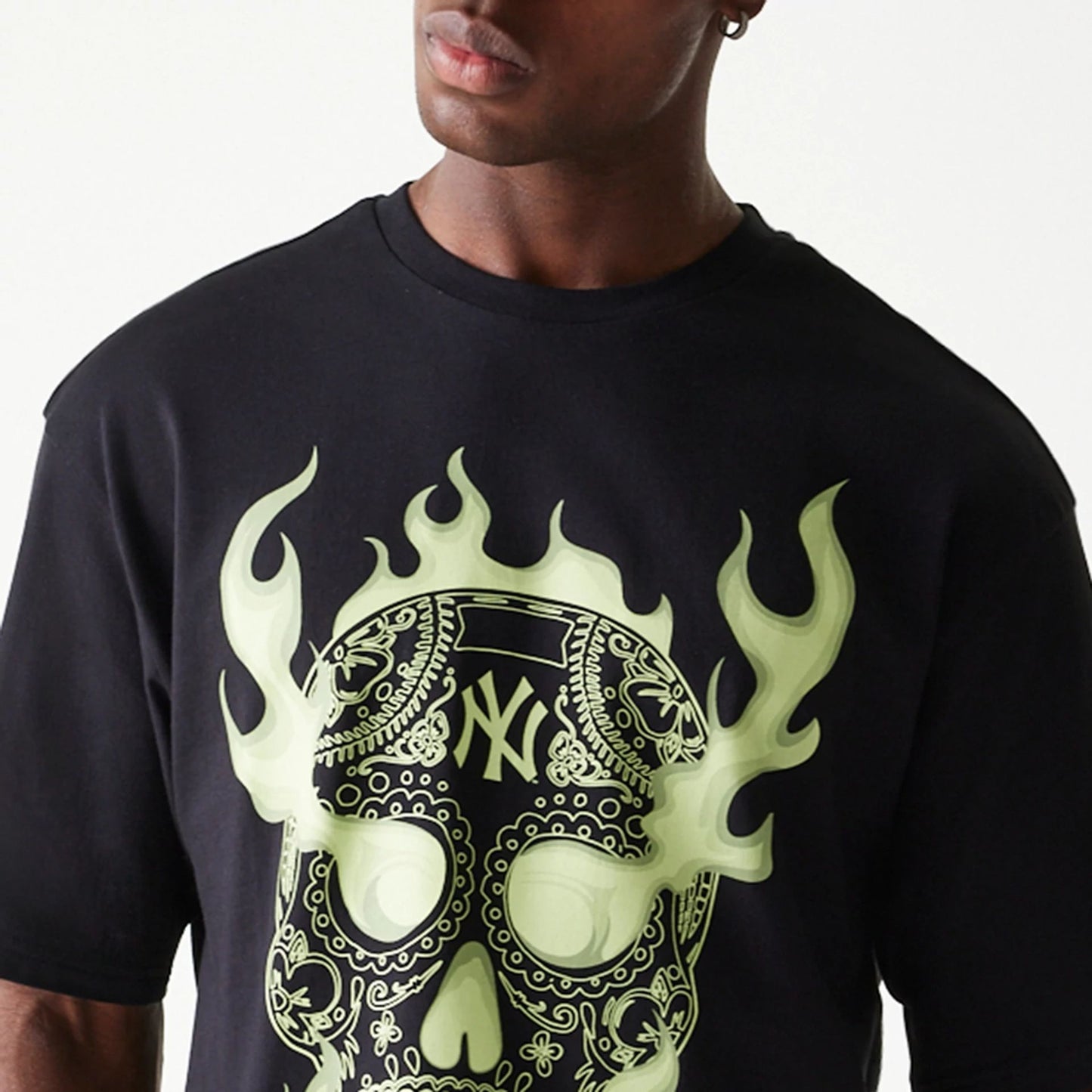 The Male model is wearing New York Yankees MLB Glow Black Oversized T-Shirt 4