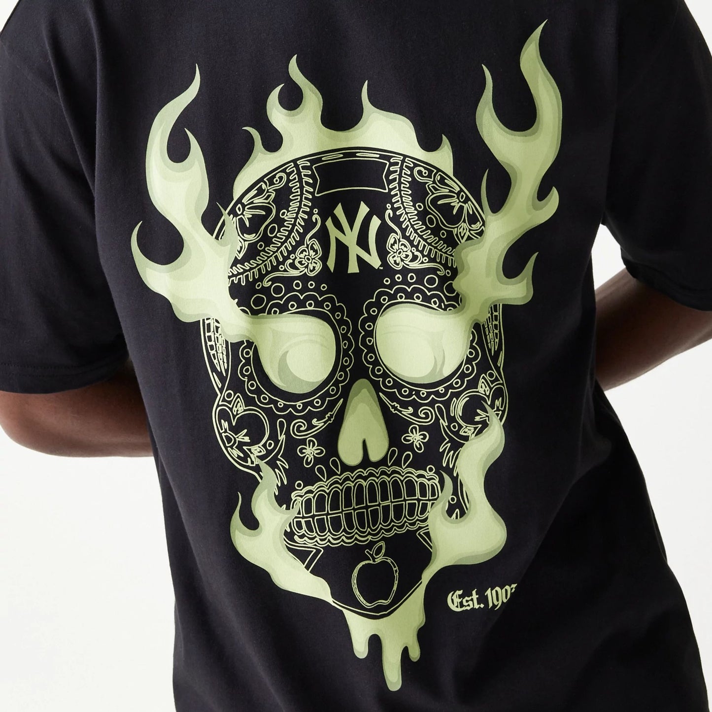 The Male model is wearing New York Yankees MLB Glow Black Oversized T-Shirt 5