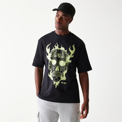 The Male model is wearing New York Yankees MLB Glow Black Oversized T-Shirt 1