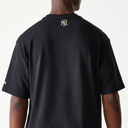 The Male model is wearing New York Yankees MLB Glow Black Oversized T-Shirt 8