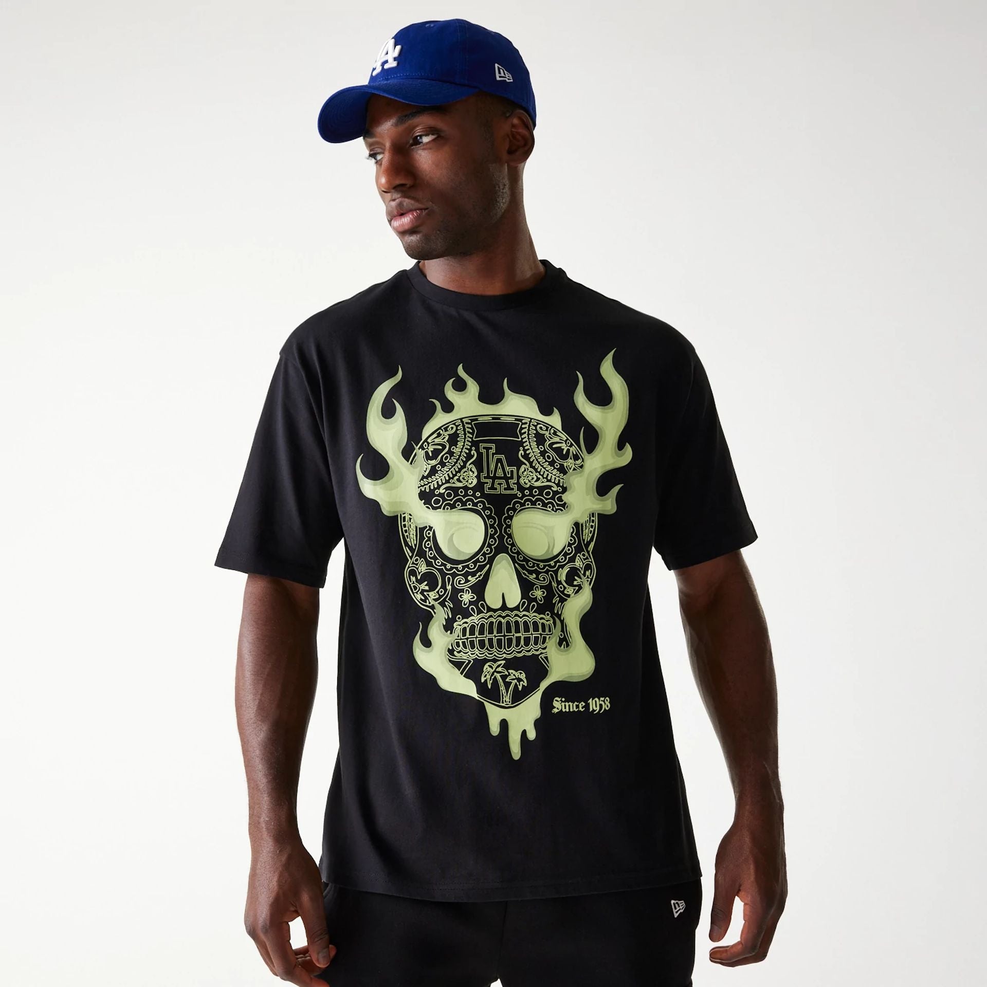 The Male model is wearing LA Dodgers MLB Glow Black Oversized T-Shirt 2