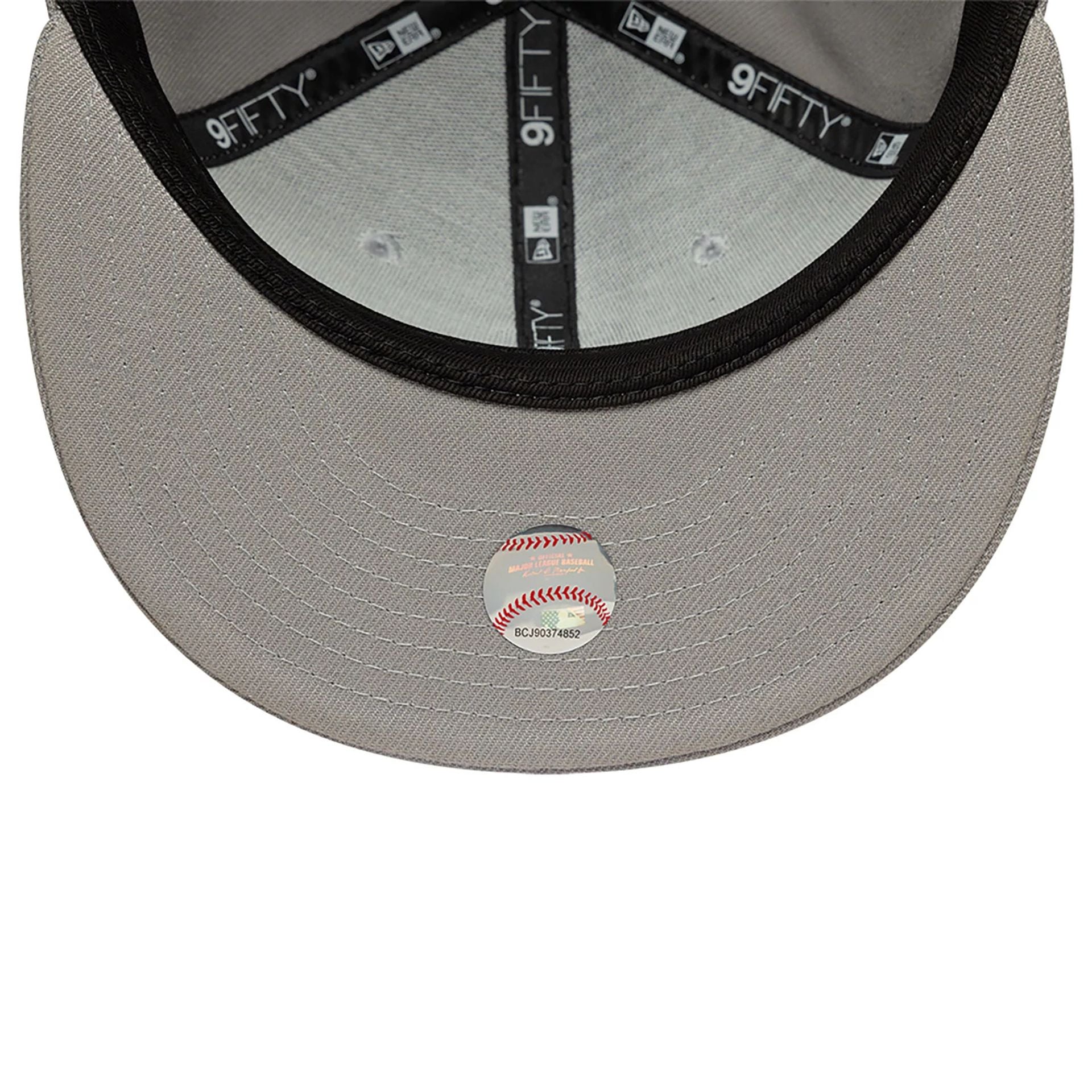 This is a Chicago White Sox Grey 9FIFTY Snapback Cap 4