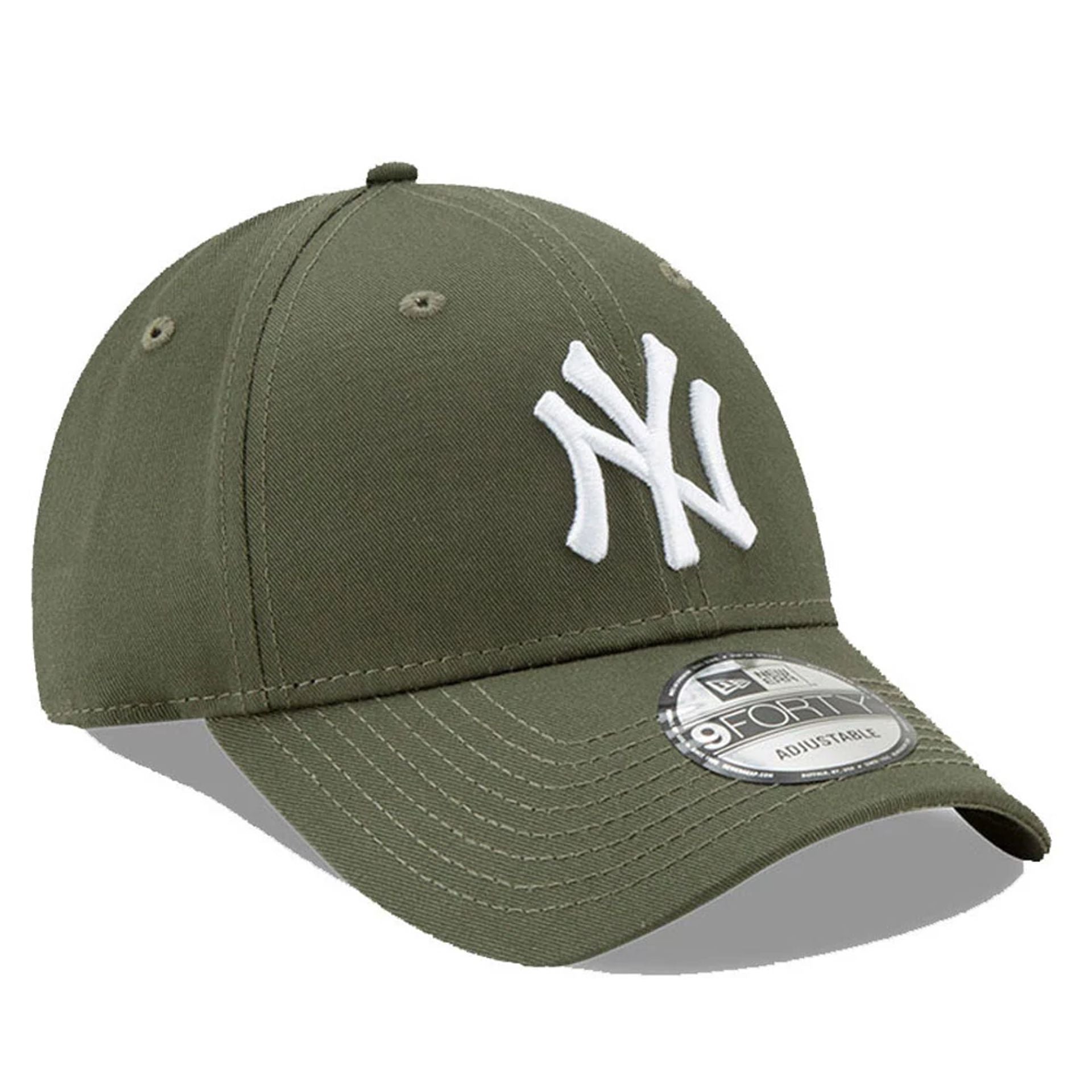 This is a New York Yankees Essential Green 9FORTY Cap 1