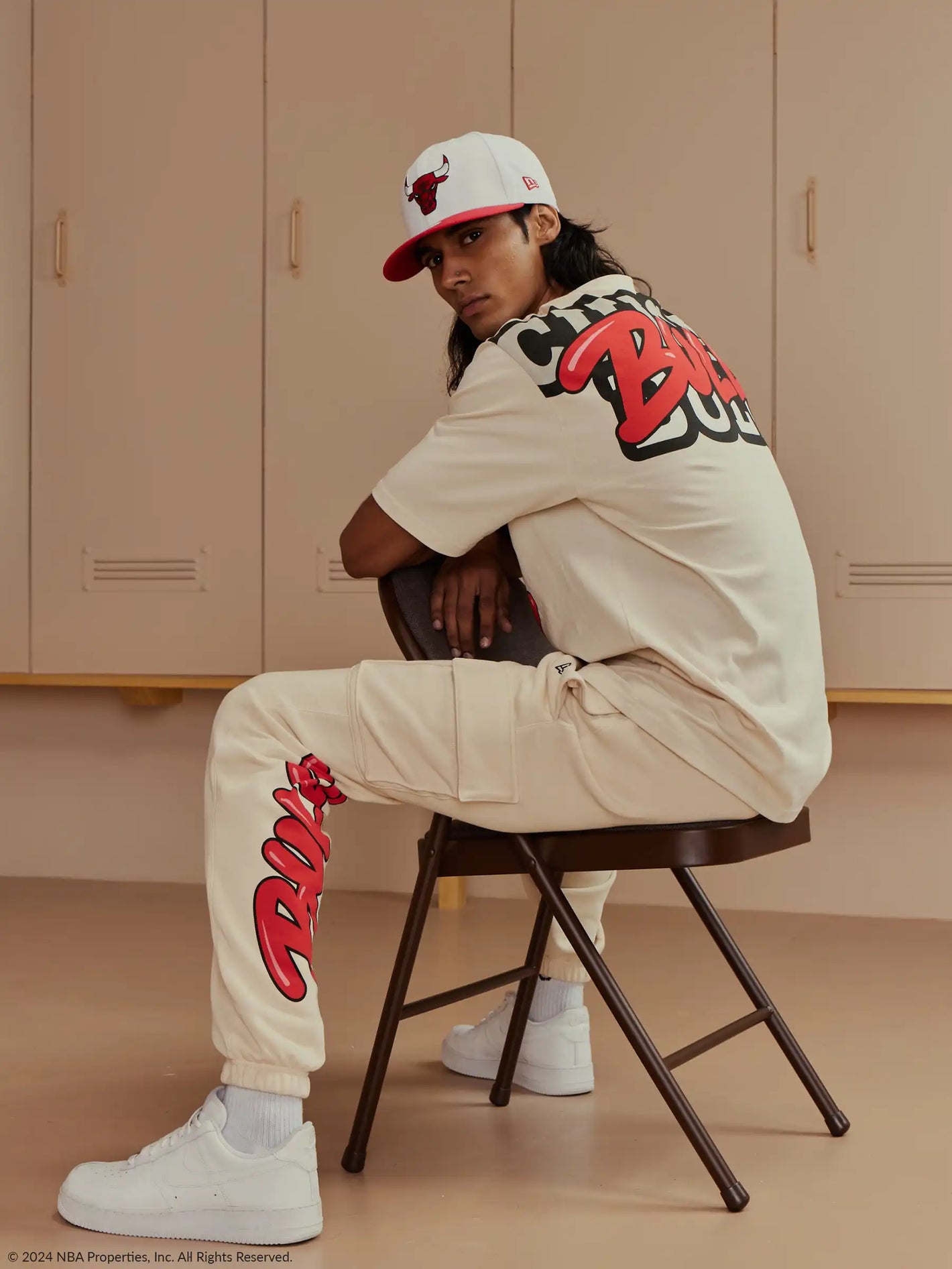 male model wearing a beige chicago bulls matching set